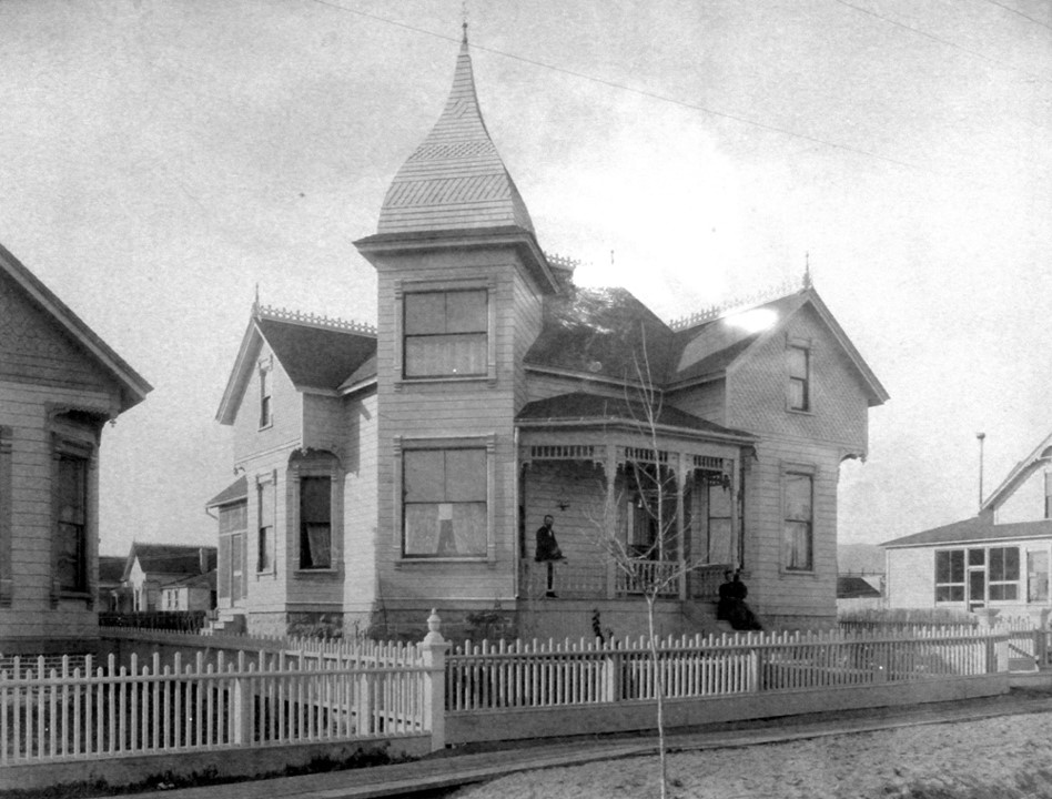 Historic black and white photo of the home with turrets from the year 1900.